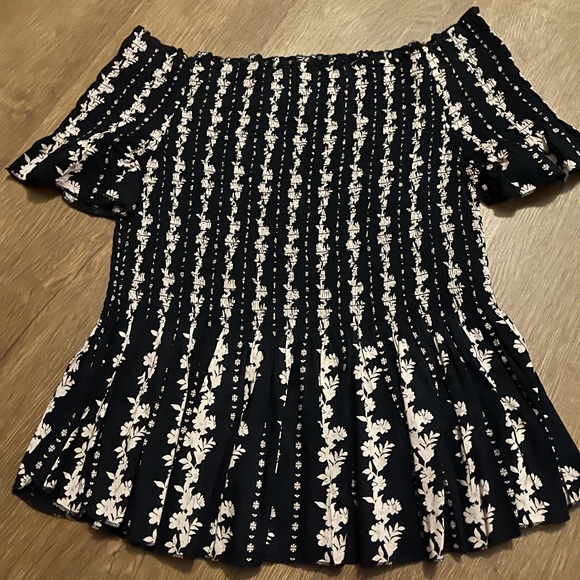 Japna Tops - Off the shoulder black and cream top